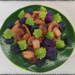 Funghi champignon, patate viola e broccolo romano in vellutata di spinaci